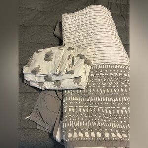 Crate and barrel Kids elephant comforter/sheet set